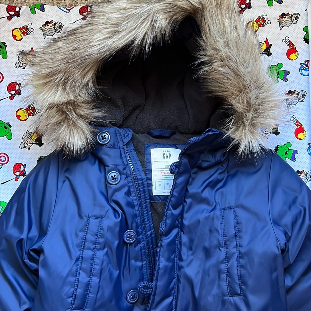 Baby GAP: Navy Blue coat, size: 5, Primaloft, faux fur lined hood. NWT